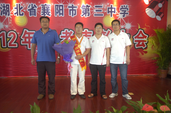 高三年級組：年級主任梁智杰，副主任陳顯紅、張勇、馬寧。這是一個特別能戰(zhàn)斗的年級，他們信奉“要有作為，不能無為”，做比不做好，多做比少做好。本著這一宗旨，他們狠抓細(xì)節(jié)，管理不斷創(chuàng)新，2012屆高考的成功就是對他們最好的證明.jpg
