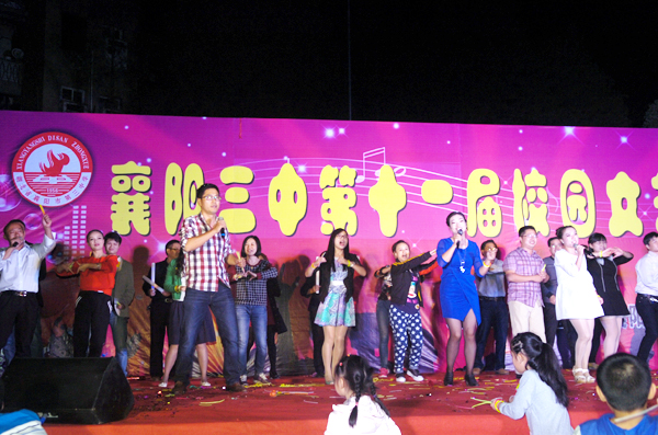 高一A級(jí)部教師合唱《感到幸福你就拍拍手》.JPG